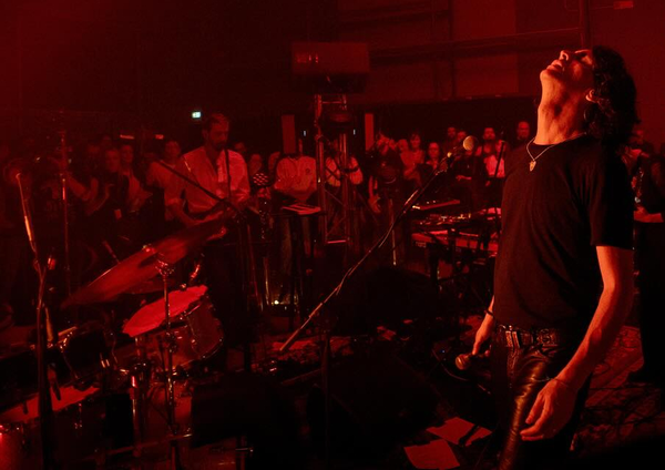 Siamo stati al concerto di Motta al Base di Milano, ma com&#039;&egrave; stato? Un vero live tra punk, psichedelia, scomodit&agrave; e viaggi musicali dionisiaci. E c&#039;era anche Carolina Crescentini...