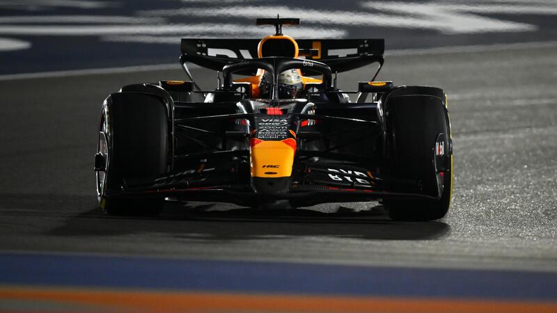 F1. Verstappen stupisce nelle qualifiche in Qatar, e con Russell ridimensiona la McLaren. Ferrari insegue