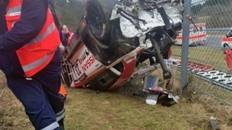 VLN, N&uuml;rburgring: un&#039;auto decolla sul pubblico. Muore uno spettatore [video] 