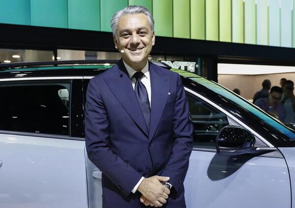 Ok, ma chi caz*o &egrave; Luca De Meo, scelto da Elkann al posto di Tavares in Stellantis (forse)? Dal rilancio della Fiat 500 alla svolta per le auto elettriche in Renault...