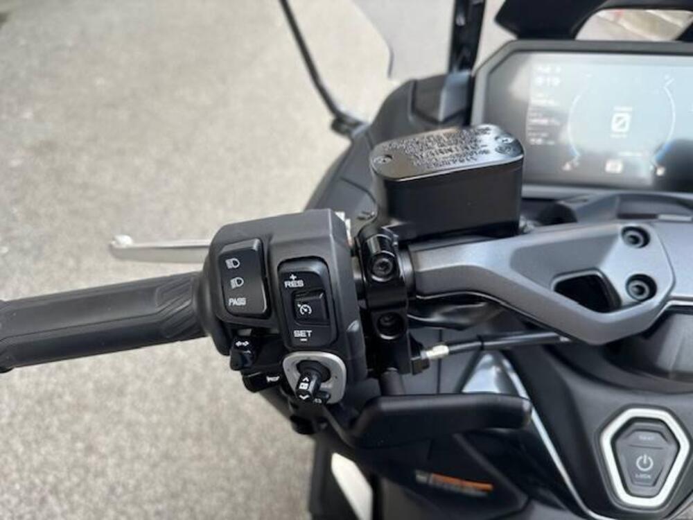 Yamaha T-Max 560 Tech Max (2022 - 24) (10)