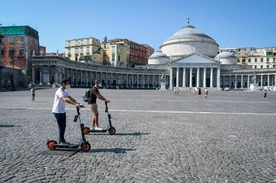 Stop ai monopattini elettrici in sharing a Napoli? Con il nuovo Codice della Strada potrebbe diventare realt&agrave;