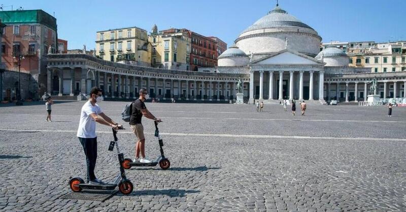 Stop ai monopattini elettrici in sharing a Napoli? Con il nuovo Codice della Strada potrebbe diventare realt&agrave;