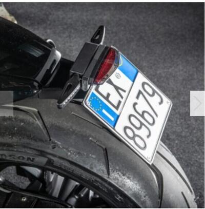 Portatarga centrale nero con faro a led per Sports Mcj