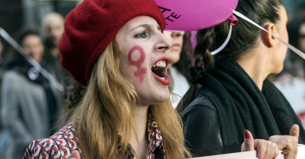 Sky chiama le donne &ldquo;persone con utero&rdquo;, ma davvero &egrave; pi&ugrave; inclusivo? &Egrave; l&rsquo;ultima follia woke della cancel culture e fa del male anche ai transgender perch&eacute;...