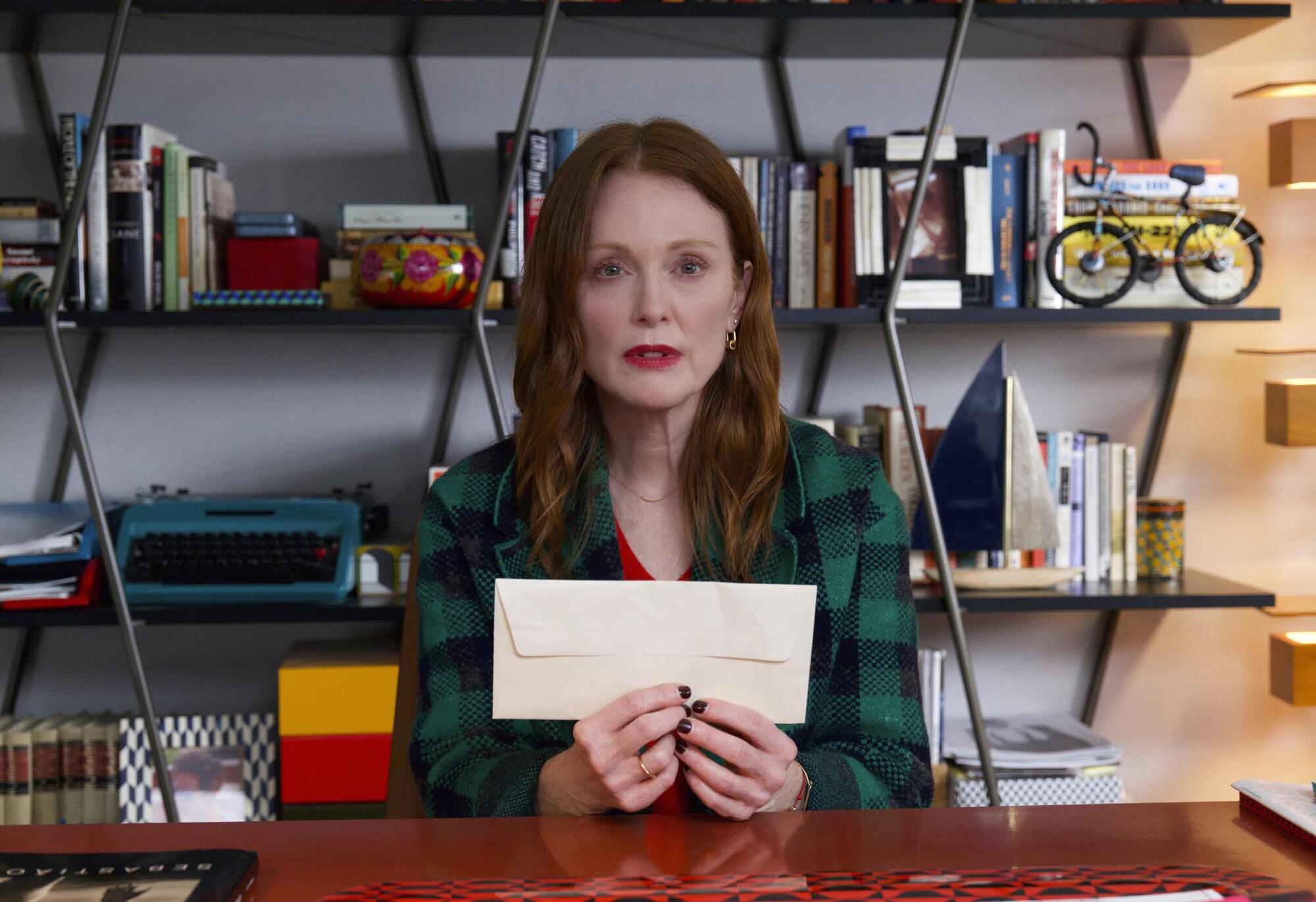 Julianne Moore &egrave; Ingrid in &ldquo;La stanza accanto&rdquo; di Pedro Almod&oacute;var