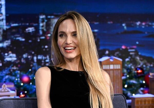 Ma l&rsquo;avete vista Angelina Jolie con una faccia che non &egrave; la sua (rifatta completamente, come Donatella Versace)? Ecco cosa le &egrave; successo