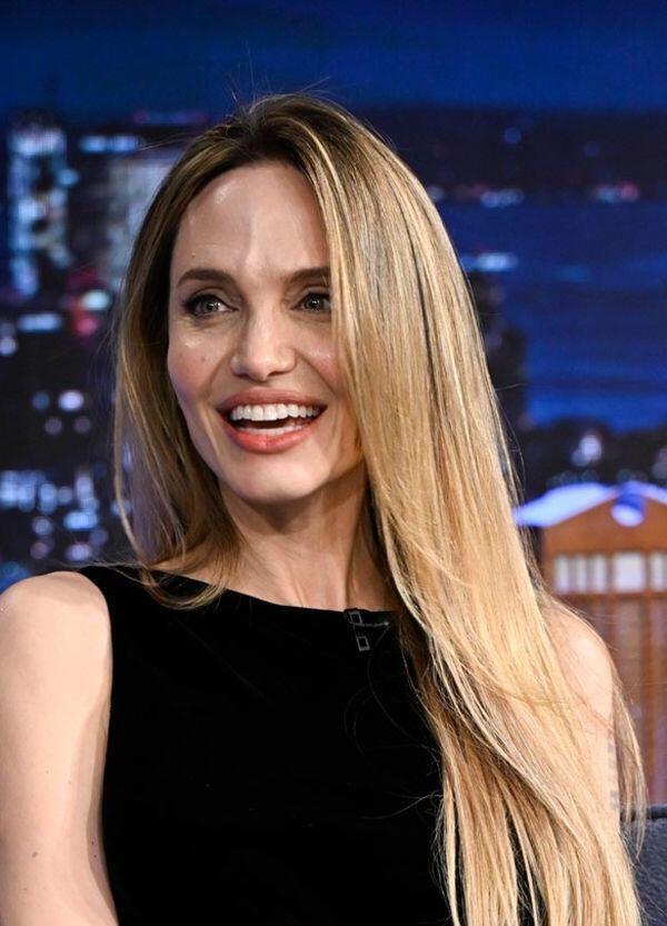 Ma l&rsquo;avete vista Angelina Jolie con una faccia che non &egrave; la sua (rifatta completamente, come Donatella Versace)? Ecco cosa le &egrave; successo