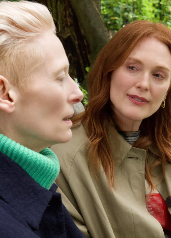 Abbiamo visto &ldquo;La stanza accanto&rdquo; con Tilda Swinton e Julianne Moore, ora al cinema, ma com&rsquo;&egrave;? E davvero &egrave; il film dell&rsquo;anno? Ecco perch&eacute; stavolta Almodovar vincer&agrave; l&rsquo;Oscar