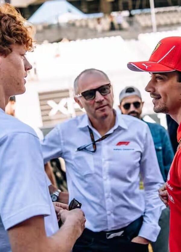 Che ci faceva Jannik Sinner tra Leclerc e Verstappen al Gp di Abu Dhabi di Formula 1 (vinto da Norris davanti alle Ferrari con titolo costruttori alla McLaren)? E quel giro di pista con Charles&hellip;