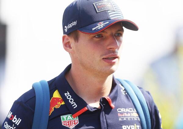 Max Verstappen a fuoco contro la FIA: &ldquo;Sono stupidi. Spero di finire i punti sulla licenza in concomitanza con la nascita di mio figlio, cos&igrave; mi prendo la paternit&agrave;&rdquo;