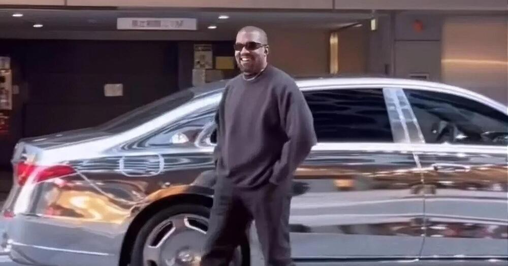 Kanye West con Bianca Censori, ma cosa c&#039;&egrave; da ridere? Forse per la nuova auto con carrozzeria a specchio? Ecco di che marca e che modello &egrave; e quanto costa