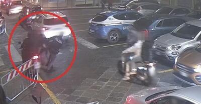 Senza casco tenta di sfuggire a un controllo investendo poliziotto: arrestato 18enne