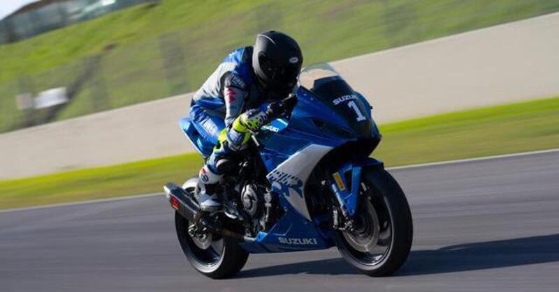 Pronti per entrare in pista con la Suzuki GSX-8R? Al via le iscrizioni al Trofeo monomarca