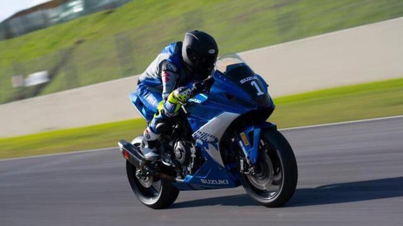 Pronti per entrare in pista con la Suzuki GSX-8R? Al via le iscrizioni al Trofeo monomarca
