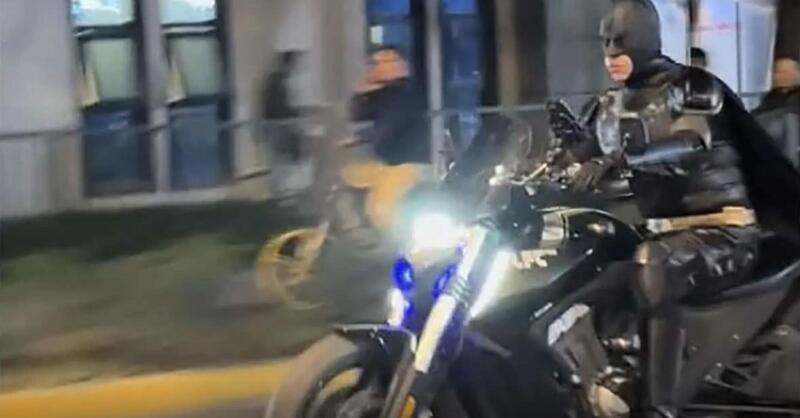 Avvistato Batman su una Benda LFC 700, Wuhan in Cina come Gotam City