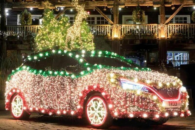 Una Nissan Leaf addobbata per Natale