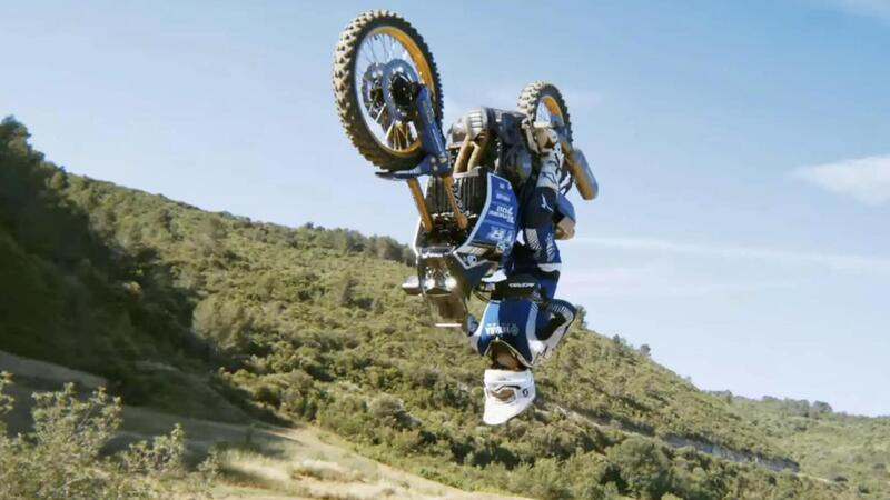 Primo backflip al mondo per la Yamaha T&eacute;n&eacute;r&eacute; 700 [VIDEO]