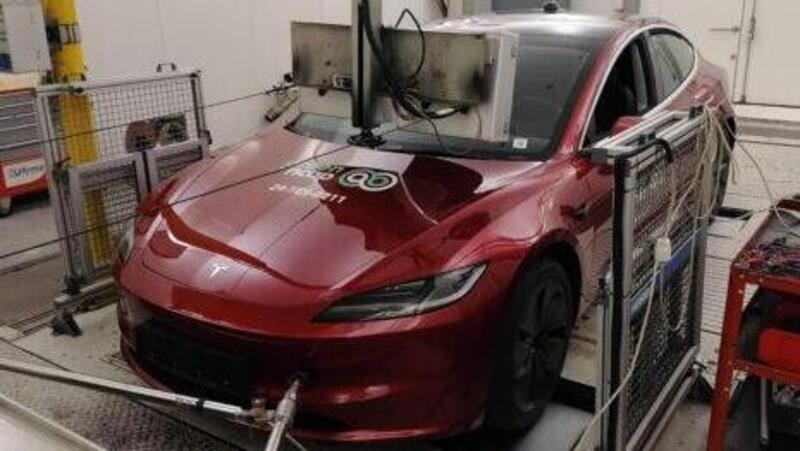 Tesla a cinque stelle, non solo in sicurezza