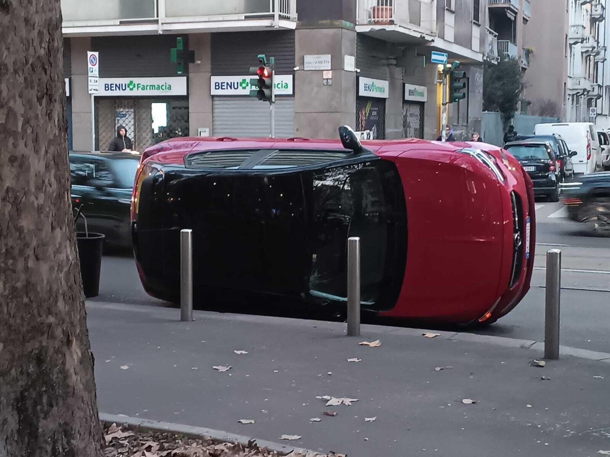 L&#039;auto che abbiamo trovato ribaltata a Milano 