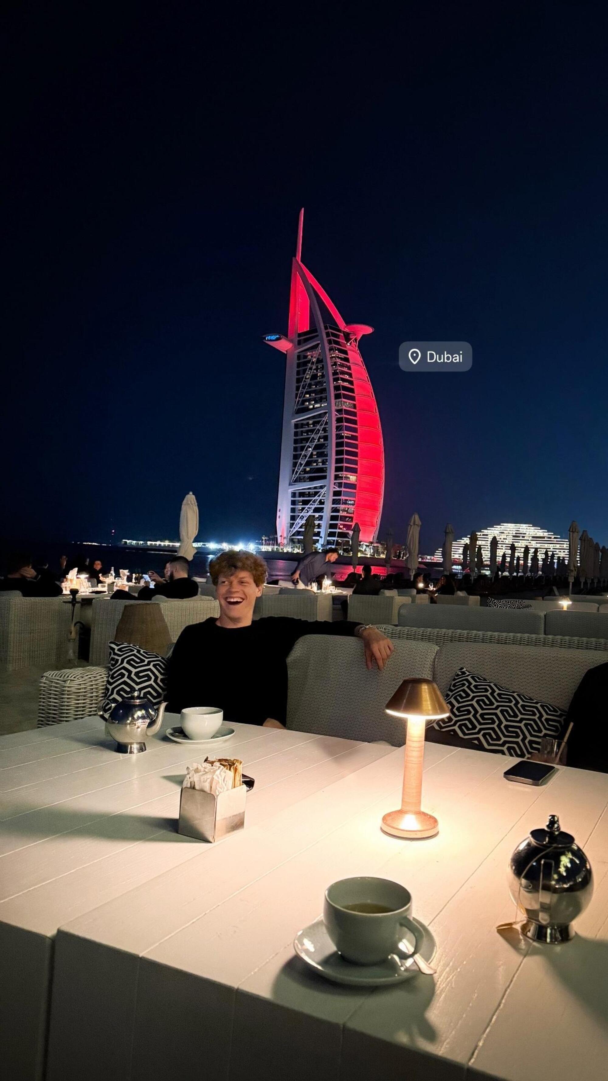 Jannik Sinner a Dubai con Panichi