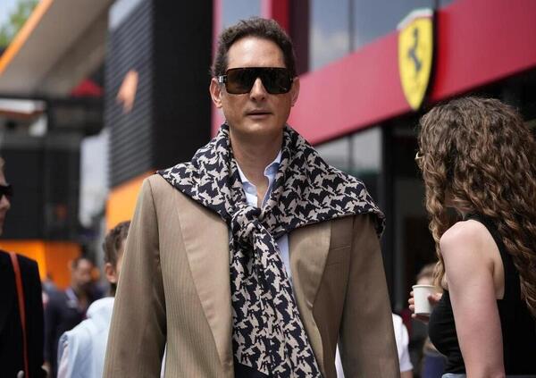 John Elkann punta tutto sulla Ferrari&hellip; elettrica. Non ditelo a Jeremy Clarkson (e agli appassionati di motori &ldquo;veri&rdquo;). E su Formula 1, Leclerc, Hamilton e Sainz... 