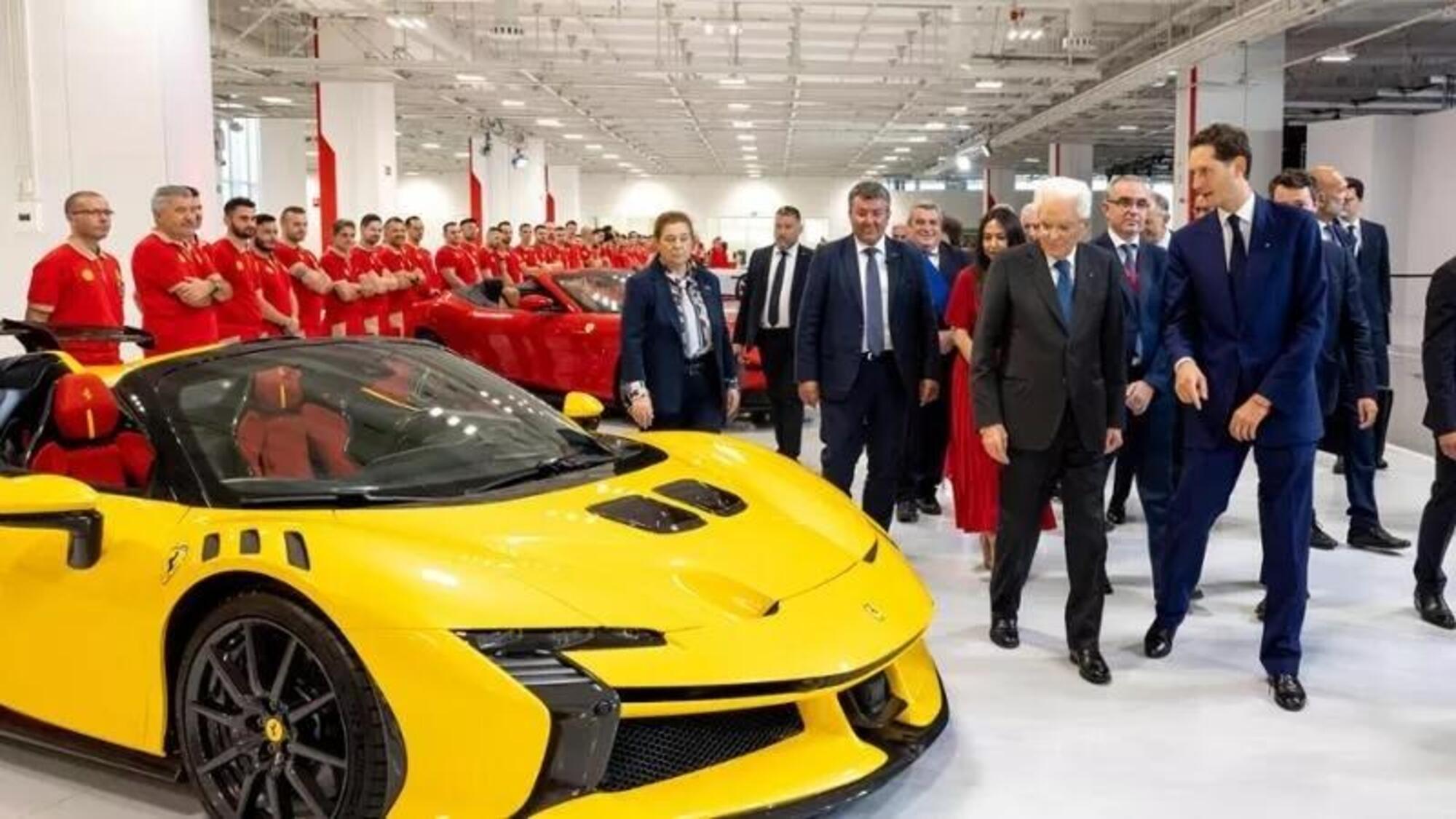 John Elkann con il presidente Mattarella all&#039;inaugurazione dell&#039;e-building Ferrari