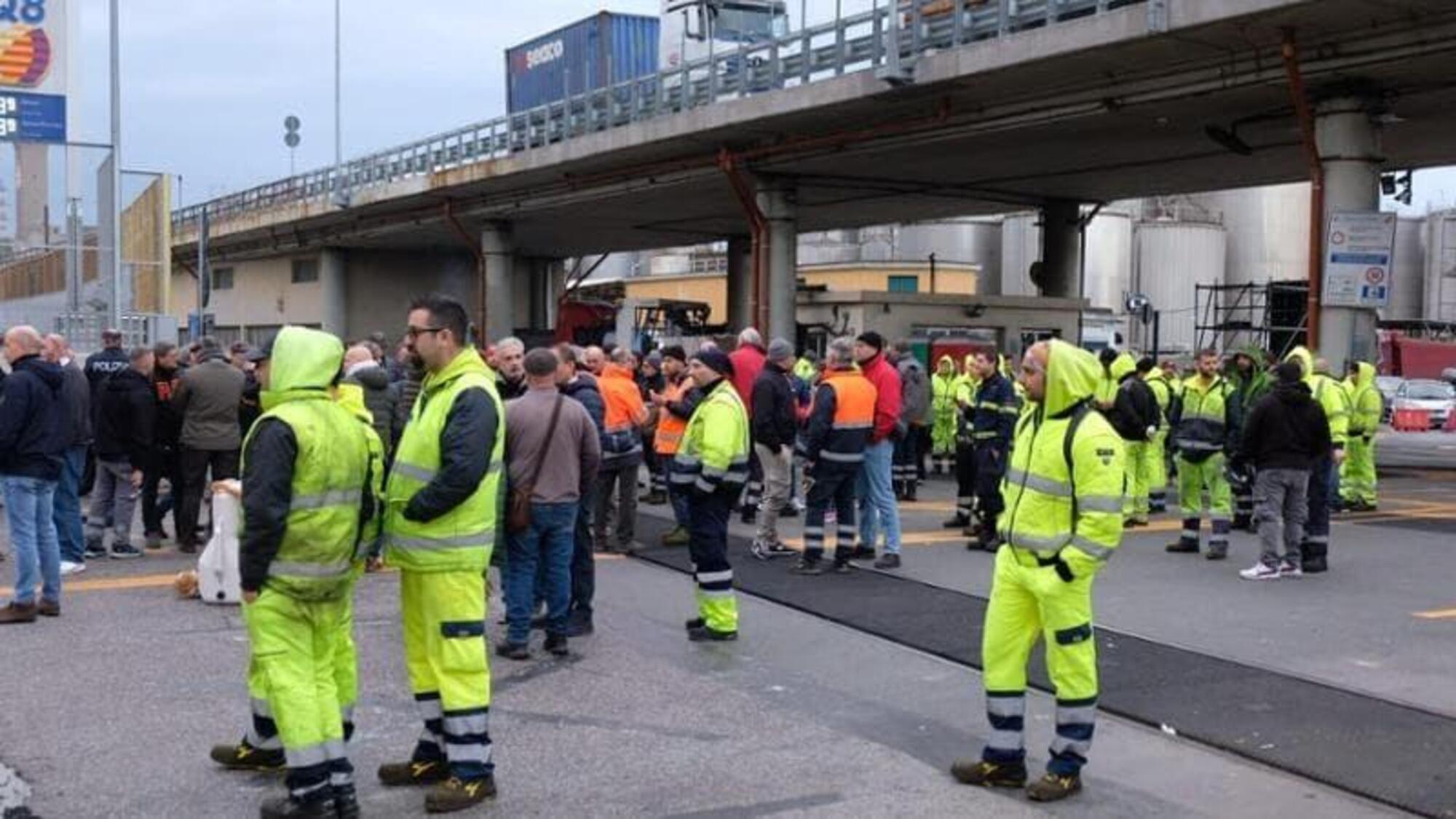 I lavoratori al porto di Genova in sciopero dopo la morte dell&#039;operaio di 52 anni