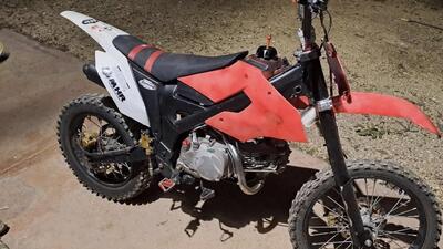 Schianto con la moto "fai da te", scappa ma viene beccato: maxi-multa da 8000 euro