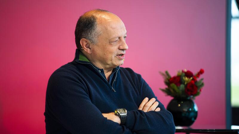 F1. Vasseur sull&rsquo;arrivo di Lewis Hamilton in Ferrari: &ldquo;Ci pensava da vent&rsquo;anni&rdquo;. E sul rapporto con Charles Leclerc dice... 