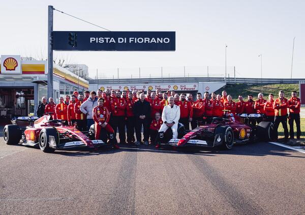 [VIDEO] Anche i piloti piangono: l&rsquo;ultimo regalo della Ferrari a Carlos Sainz sceso in pista a Fiorano &egrave; un pugno nello stomaco