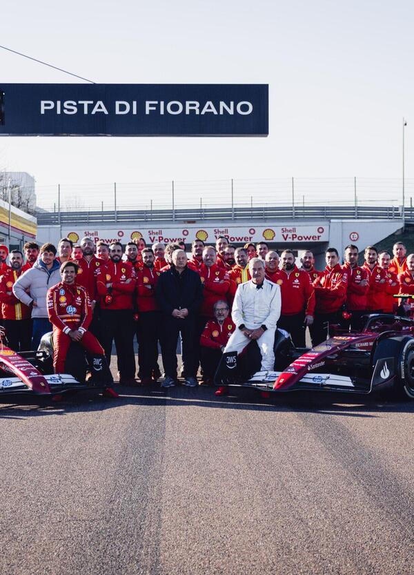 [VIDEO] Anche i piloti piangono: l&rsquo;ultimo regalo della Ferrari a Carlos Sainz sceso in pista a Fiorano &egrave; un pugno nello stomaco