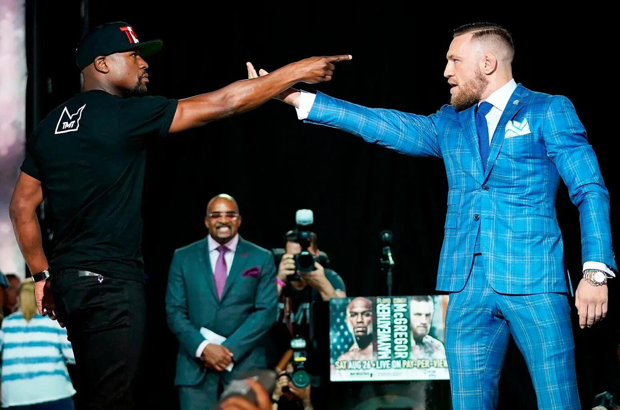 Floyd Mayweather e Conor McGregor prima del loro incontro