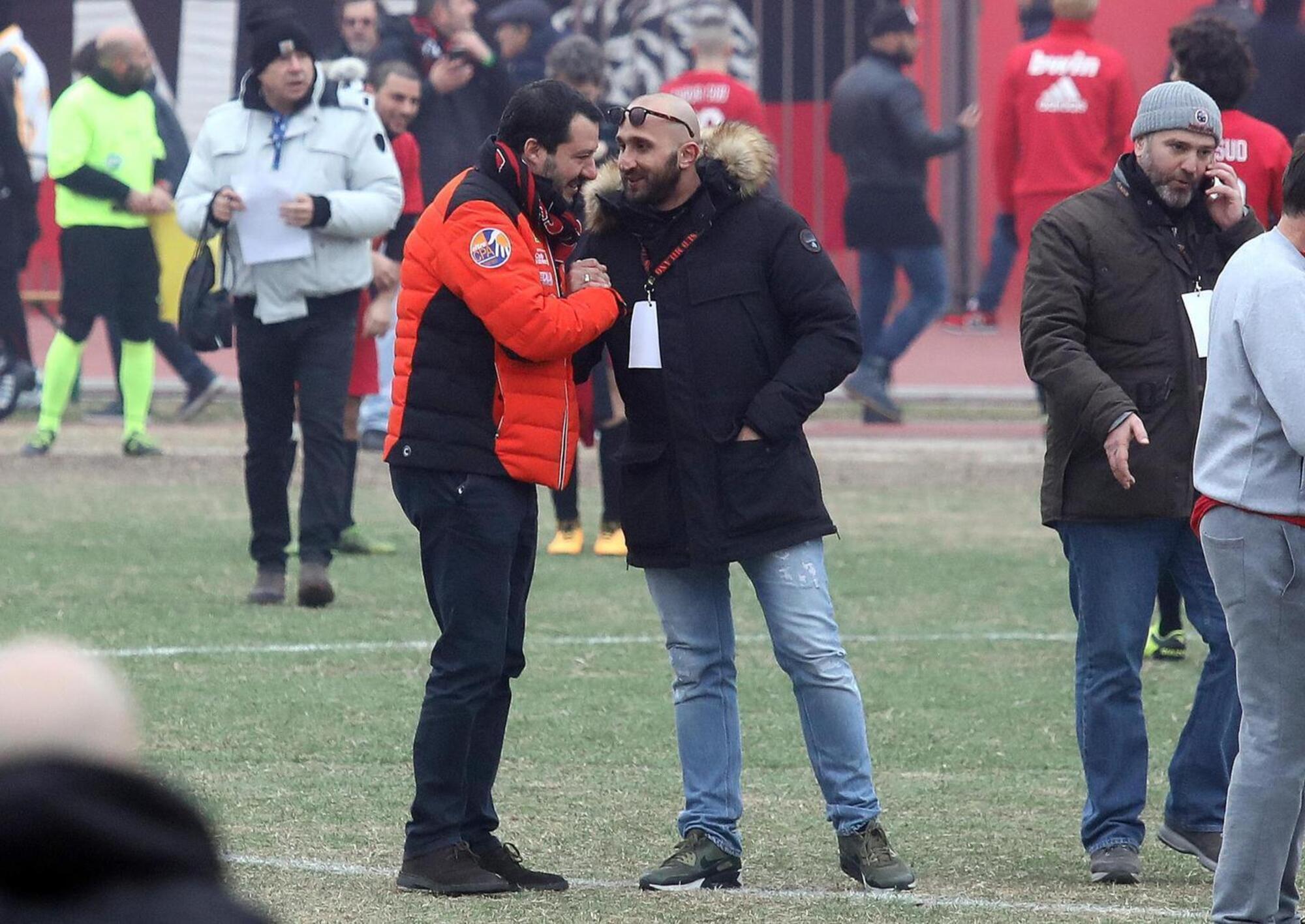 La foto che ritrae Matteo Salvini e Luca Lucci alla festa dei 50 anni della curva Sud