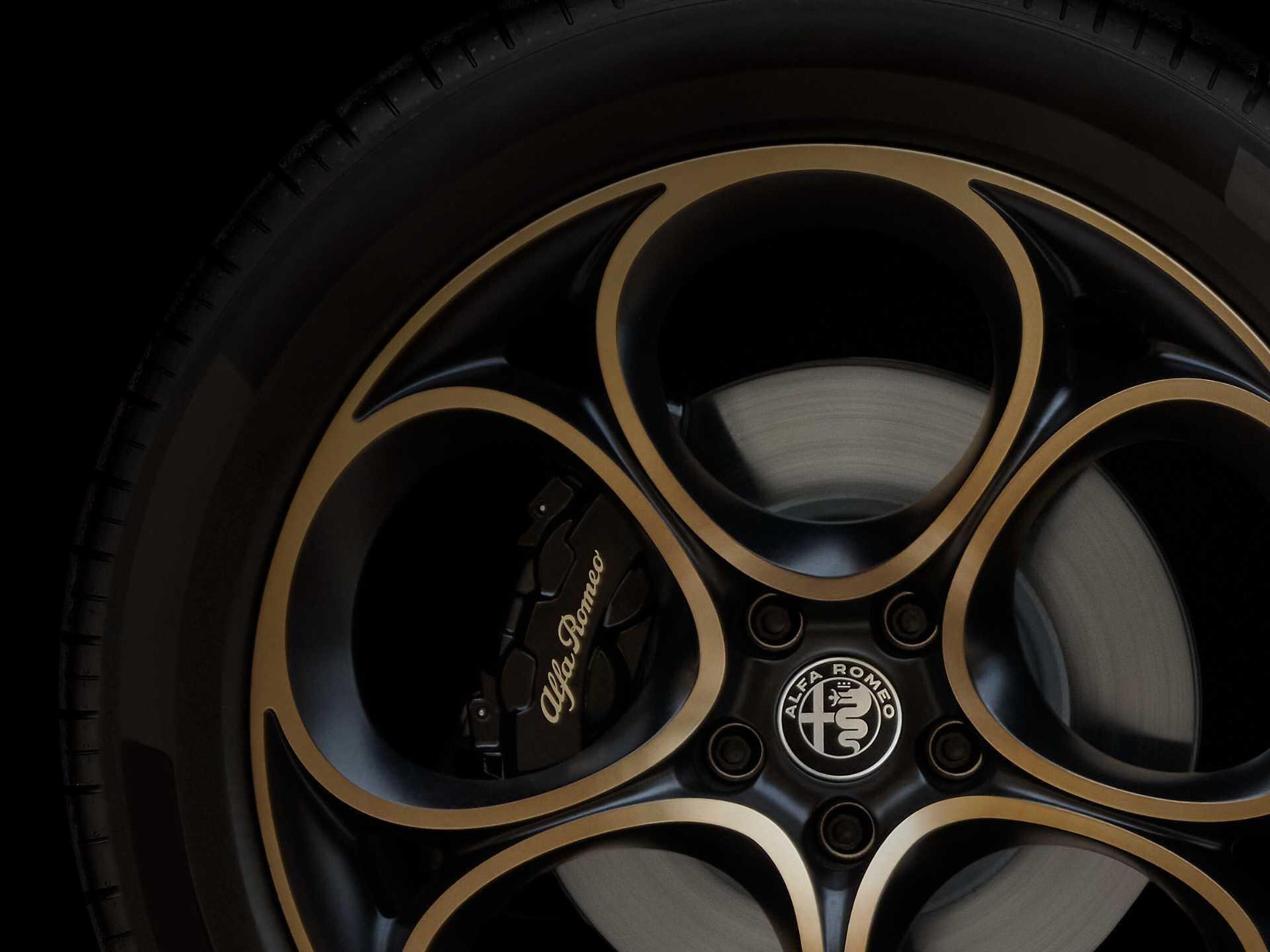 Alfa Romeo Giulia e Stelvio Intensa: finiture oro e dotazioni top ...