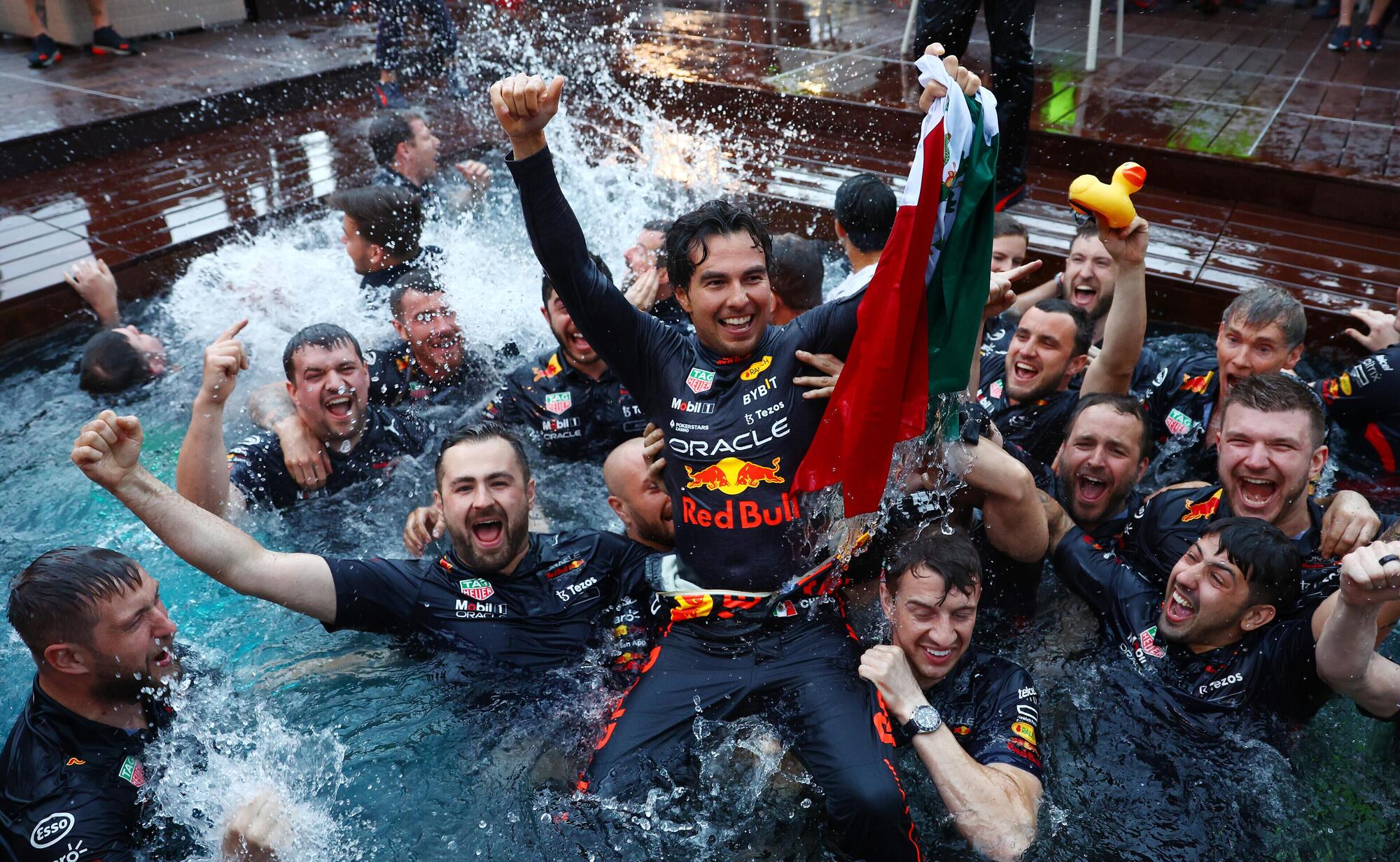 Checo Perez saluta la Red Bull dopo quattro anni di corse insieme.