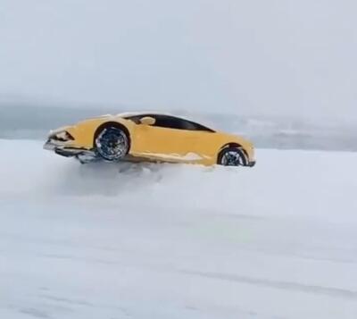 Lamborghini sulla neve, ma sembra sospesa nel'aria. E in effetti...