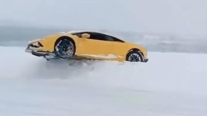 Lamborghini sulla neve, ma sembra sospesa nel&#039;aria. E in effetti...