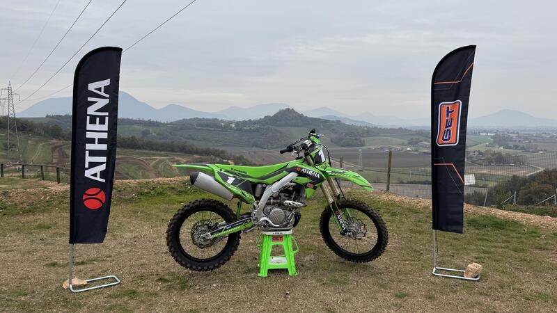 250 o 300 4 tempi? Abbiamo montato e provato il gruppo termico ATHENA per la Kawasaki KX250: ecco come va