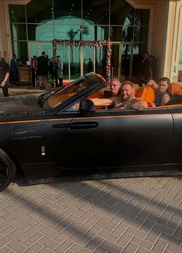 Ufc, Conor McGregor in attesa di Logan Paul sfoggia la nuova auto da riccone: di che marca e modello &egrave;, quanto costa e che caratteristiche ha la scoperta quattro posti? [FOTO]