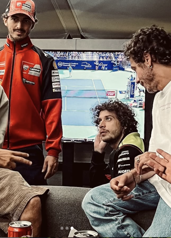 Il sabato sera dell&#039;Academy: tutti i segreti che Valentino Rossi, Bagnaia, Bezzecchi, Marini e Morbidelli si confidano a cena, prima di un Gran Premio