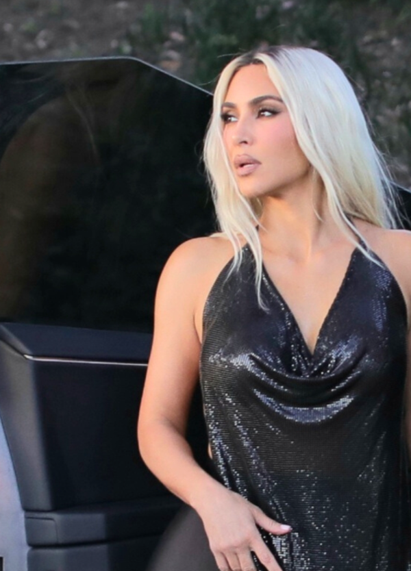 Bianca Censori, Kanye West e Kim Kardashian, un nuovo amore in comune? E l&#039;ex moglie di Ye regala un Tesla Cybertruck [FOTO]