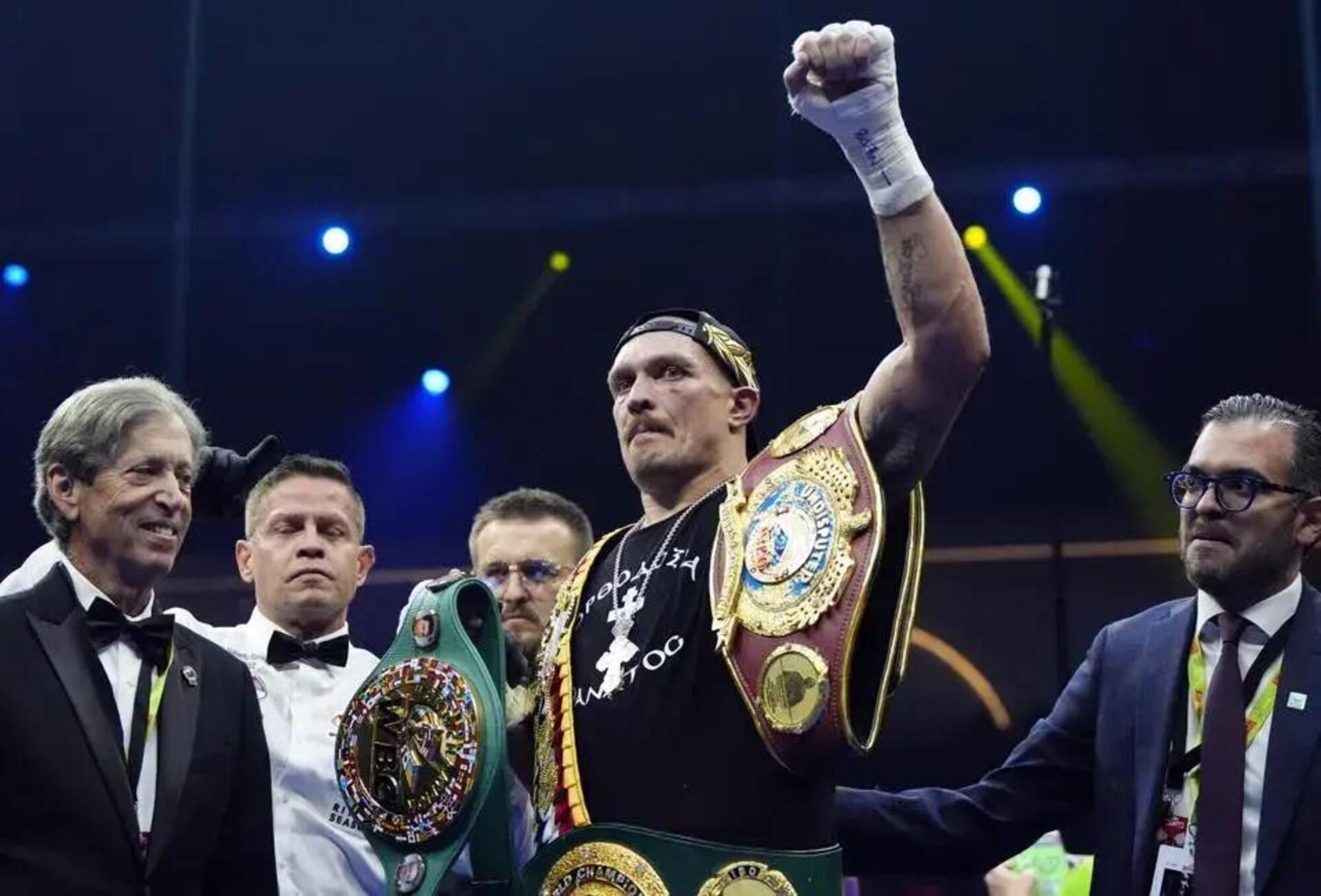 Oleksandr Usyk dopo la vittoria contro Tyson Fury a Riyadh