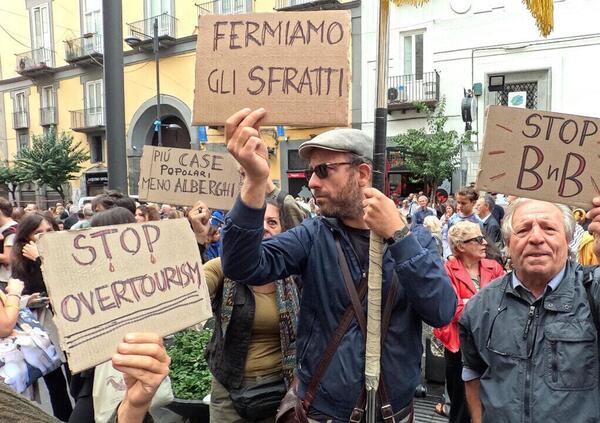 Napoli come Venezia? Ecco perch&eacute; i cittadini protestano per i troppi turisti e spunta la proposta che non ti aspetti: pagare l&rsquo;ingresso in centro storico. Buon Natale un caz*o&hellip; 