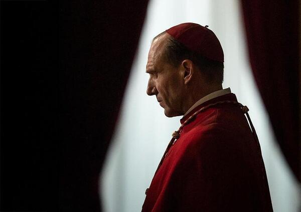 Abbiamo visto Conclave, il film di Edward Berger con Ralph Fiennes e Sergio Castellitto. Ma com&rsquo;&egrave;? Niente di nuovo sul fronte Vaticano. E Isabella Rossellini? Si guadagna gli Oscar, ma&hellip;