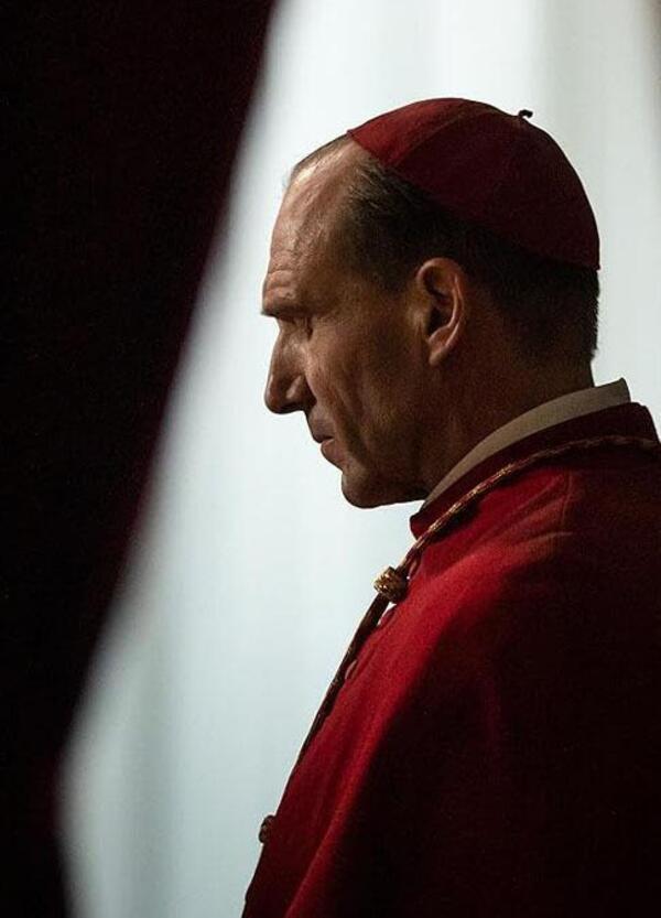 Abbiamo visto Conclave, il film di Edward Berger con Ralph Fiennes e Sergio Castellitto. Ma com&rsquo;&egrave;? Niente di nuovo sul fronte Vaticano. E Isabella Rossellini? Si guadagna gli Oscar, ma&hellip;