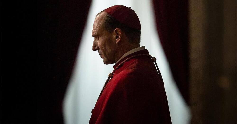 Abbiamo visto Conclave, il film di Edward Berger con Ralph Fiennes e Sergio Castellitto. Ma com&rsquo;&egrave;? Niente di nuovo sul fronte Vaticano. E Isabella Rossellini? Si guadagna gli Oscar, ma&hellip;