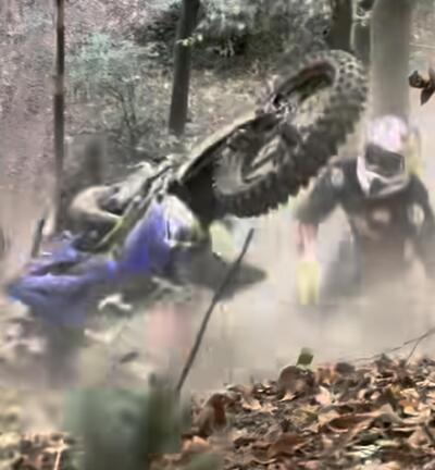 Toprak Razgatlioglu si allena e diverte con l'enduro