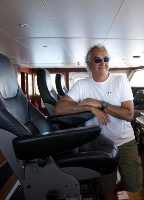 Perch&eacute; Flavio Briatore chiede alla Presidenza del Consiglio un risarcimento di 12,6 milioni? Spoiler: non c&rsquo;entra Giorgia Meloni, ma lo yacht Force Blue &ldquo;svenduto&rdquo; e Bernie Ecclestone&hellip;