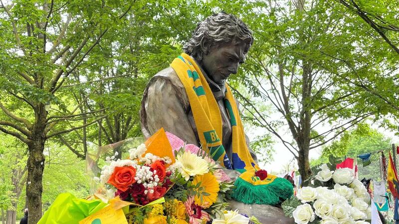 F1. Autodromo Enzo e Dino Ferrari di Imola, vandali in azione al monumento di Ayrton Senna 